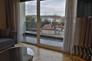 ein Wohnzimmer mit Blick auf ein großes Fenster in der Unterkunft MATEO HOTEL in Istanbul