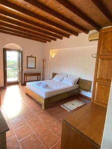 A bed or beds in a room at To Palio