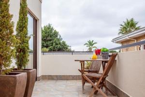 una mesa y sillas en el balcón de una casa en Ridgeworth Boutique Guesthouse en Bellville