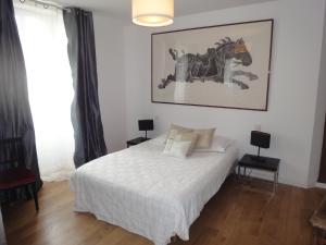 a bedroom with a bed with a picture of a horse on the wall at La Villa du 15 - Chambres ind&eacute;pendantes & autonomes du restaurant La Maison - clim et piscine chauff&eacute;e - Lit King Size in Les Eyzies-de-Tayac