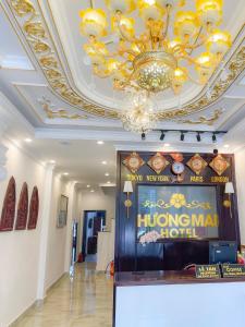 Huong Mai Hotel في دالات: سقف مع ثريا في لوبي الفندق