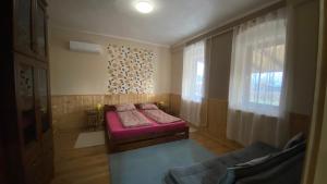 um quarto com uma cama e um sofá em Dobó Tanya em Röszke