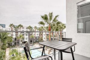 Uma varanda ou terraço em Playa Vista 2br w pool gym wd nr 405 LAX-987