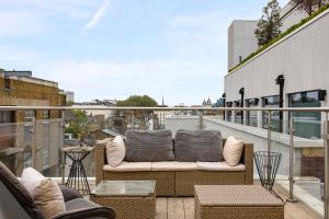 d'un canapé installé au-dessus d'un balcon. dans l'établissement Paddington apartments, à Londres