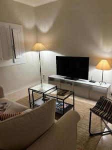 a living room with a couch and a television at Casa di Leonardo Elegant & Comfort in Bari