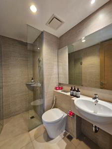 łazienka z toaletą i umywalką w obiekcie 3BR Flat in Taman Anggrek Residence w Dżakarcie