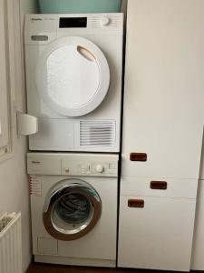 - un lave-linge et un sèche-linge dans la chambre dans l'établissement Haus am See mit fantastischem Blick, à Rheinböllen