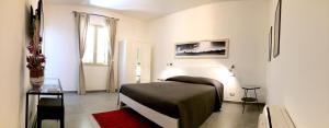 a small bedroom with a bed and a window at Le Signorine in Cava D'aliga