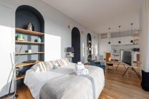 1 dormitorio con 1 cama y sala de estar en Le 360 - Appt vue panoramique sur Lyon, en Sainte-Foy-lès-Lyon