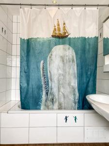 - un rideau de douche avec un éléphant dans la salle de bains dans l'établissement Haus am See mit fantastischem Blick, à Rheinböllen