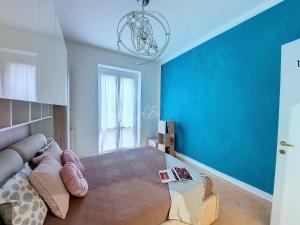 salon z kanapą i niebieską ścianą w obiekcie Giuly House w Arenzano