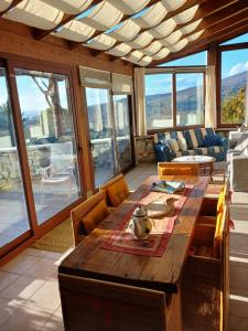 een eetkamer met een grote houten tafel en stoelen bij Casa Vista Lago 154 SQM in Passignano sul Trasimeno