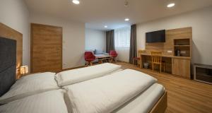 a bedroom with a bed and a table and a desk at Penker Wirt Zimmer BANK in Penk