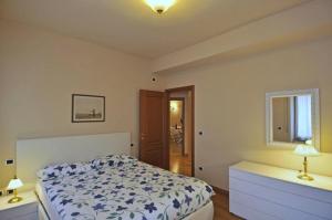 a bedroom with a bed and two lamps and a window at Casa Paolina in Lucca