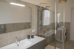 bagno con lavandino e doccia di La Casa dei Racconti a Castelraimondo