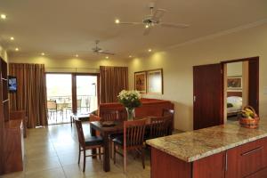cocina y comedor con mesa y sillas en Protea Hotel by Marriott Polokwane Ranch Resort, en Polokwane