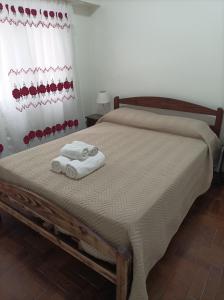 um quarto com uma cama com duas toalhas em Ale Belgrano em Mar del Plata