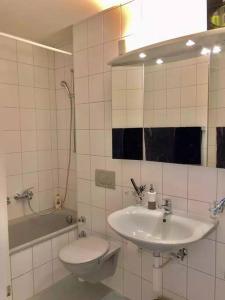 La salle de bains est pourvue d'un lavabo, de toilettes et d'une baignoire. dans l'établissement Ganze Wohnung mit Balkon,schöne Aussicht,Küche,Bad,Wifi, à Bâle