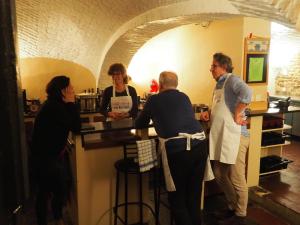 Un groupe de personnes debout autour d'un comptoir dans une cuisine dans l'établissement Sjetootje / Château Boirs, 