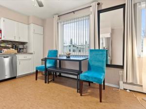 Η κουζίνα ή μικρή κουζίνα στο Lovely 3-bedroom rental unit with free parking! +13 φωτογραφίες