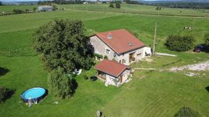 eine Luftansicht eines Hauses auf einem Feld in der Unterkunft Gîte La Besse, Claudon in Claudon