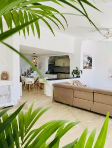 ein Wohnzimmer mit Sofa und Tisch in der Unterkunft Villa with sea view and luxury heated pool in San Miguel de Abona