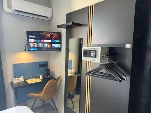 Köök või kööginurk majutusasutuses Logis Hôtel Au Vieux Morvan "récemment rénové", au cœur de la Bourgogne, Piscine & Spa