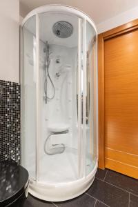 een badkamer met een glazen douchecabine bij Rome Elements Apartment in Rome