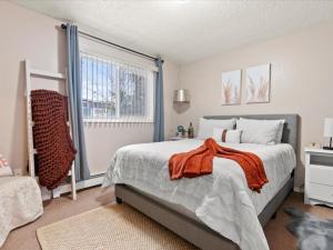 Ένα ή περισσότερα κρεβάτια σε δωμάτιο στο Lovely 3-bedroom rental unit with free parking!