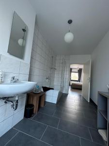 ein Badezimmer mit Waschbecken und Spiegel in der Unterkunft Ferienwohnung EIRA in Bonerath + 5 Fotos