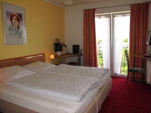 Postel nebo postele na pokoji v ubytování Seehotel Lönö