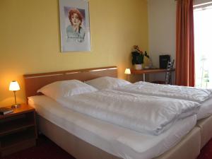 Postel nebo postele na pokoji v ubytování Seehotel Lönö