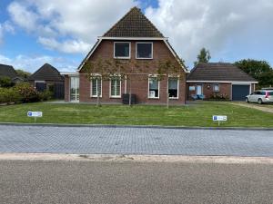 una casa con dos letreros delante en Landelijk Hijken, en Hijken