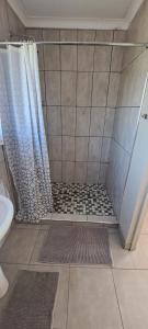 La salle de bains est pourvue d'une douche, de toilettes et d'un lavabo. dans l'établissement Twin peaks, à Underberg