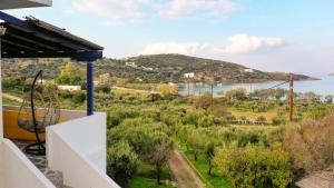 una vista desde el balcón de una casa en VILLA BLEFOUTI at BLEFOUTI BEACH en Parthénion