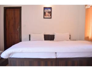 Un pat sau paturi într-o cameră la Phata Resort, Phata