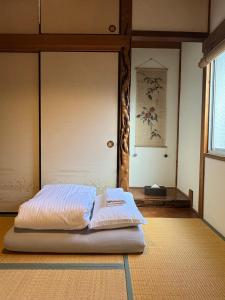 En eller flere senge i et værelse på Meet Higashikujo