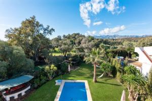 vista aerea su un cortile con piscina e alberi di Casa Tranquila a Marbella
