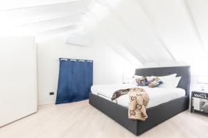 een slaapkamer met een bed met een blauw gordijn bij Fondazione Prada Exclusive Detached Loft - Top Collection in Milaan
