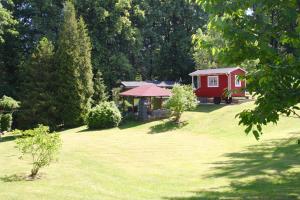 易北河上柯尼希斯坦的住宿－Annis- Romantikhäuschen，草场上的红色小屋
