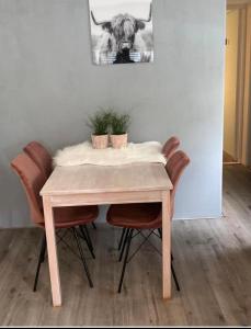 une table en bois avec deux plantes au-dessus dans l'établissement De Bosuil, à Eext