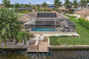 een luchtzicht op een huis met een zwembad bij Villa Catalina Isles - Holidays in Paradise in Cape Coral