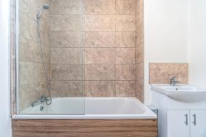 Bilik mandi di Bright Guest House in Hackney