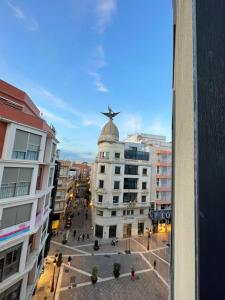 Blick auf ein Gebäude mit einem Uhrturm oben in der Unterkunft CALLE MARINA in Huelva