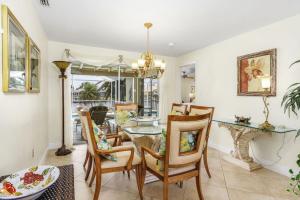 een eetkamer met een tafel en stoelen bij Villa Catalina Isles - Holidays in Paradise in Cape Coral