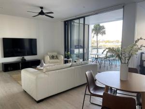 - un salon avec un canapé blanc et une table dans l'établissement Luxury Apartment in Shell Cove, à Shellharbour