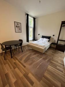 een slaapkamer met een bed en een tafel bij Løkka Express Rooms in Oslo