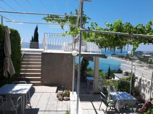Balkón nebo terasa v ubytování Apartment in Omiš with sea view, terrace, Wi-Fi (161-2)