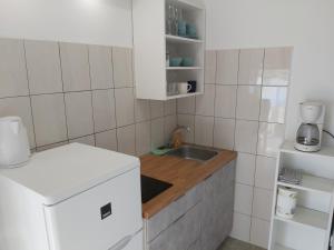 Kuchyň nebo kuchyňský kout v ubytování Apartment in Omiš with sea view, terrace, Wi-Fi (161-2)