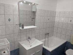 Koupelna v ubytování Apartment in Omiš with sea view, terrace, Wi-Fi (161-2)